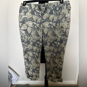 BANDOLINO Womens capri floral Green Size 12. NWOT